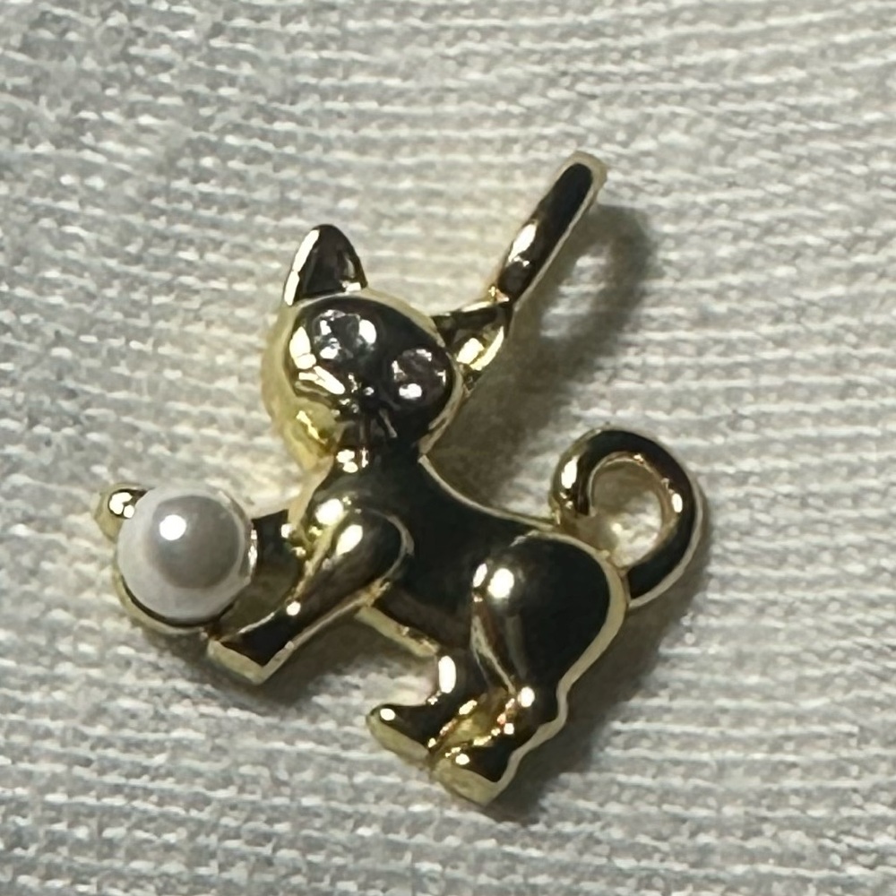 Cat Charm for bracelets or necklaces faux pearl